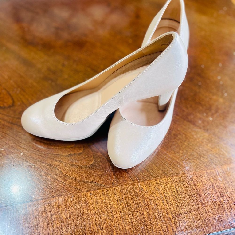 Naturalizer pumps! 👠